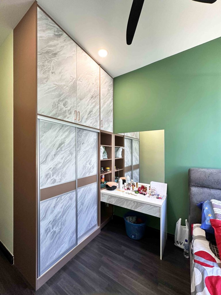 Wardrobe at Eco Majestic 8