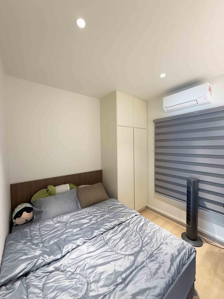 Benches at Metro Cheras