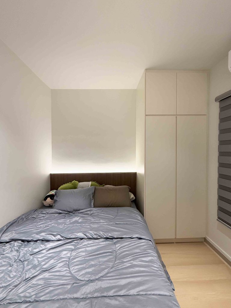 Benches at Metro Cheras