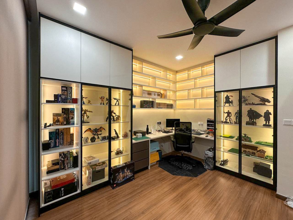 Modern Glass Display Cabinets Are Popular for Homes Today