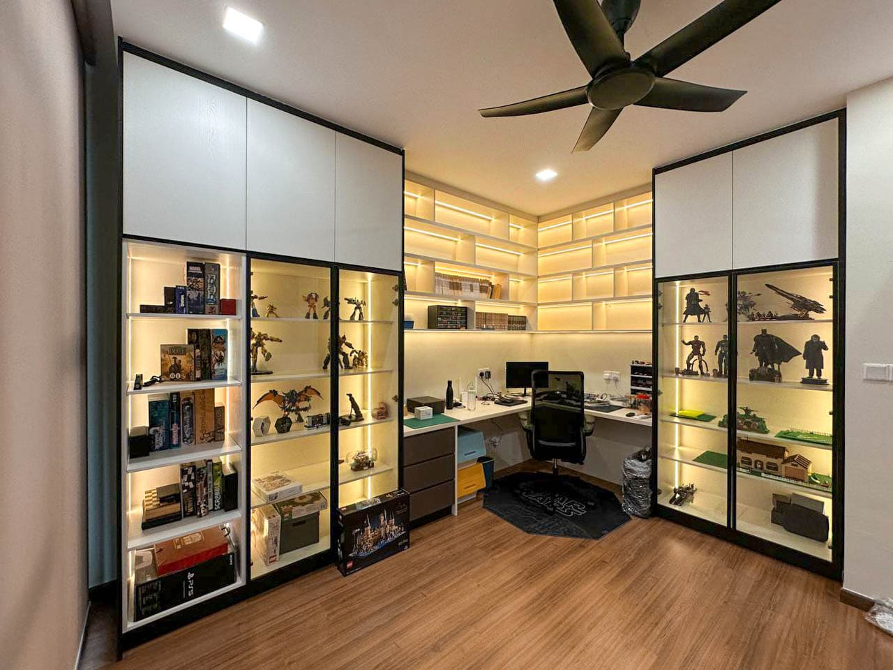 Modern Glass Display Cabinets Are Popular for Homes Today